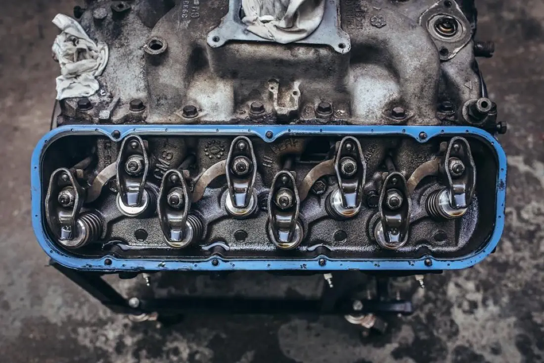 Engine cylinder head with valve train exposed